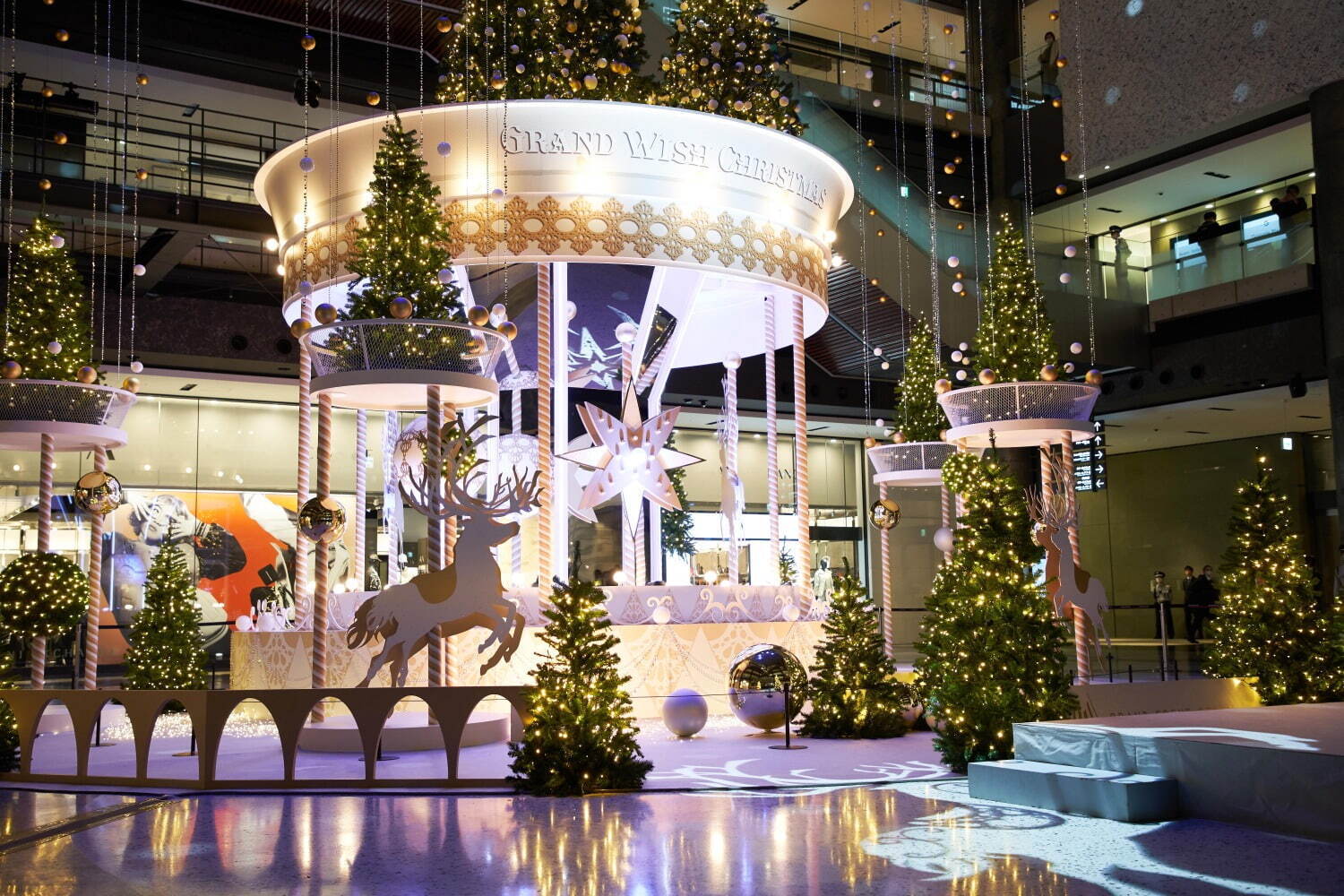 “メリーゴーラウンド風”巨大クリスマスツリーがグランフロント大阪に、ゴールドに灯るイルミネーションも｜写真4