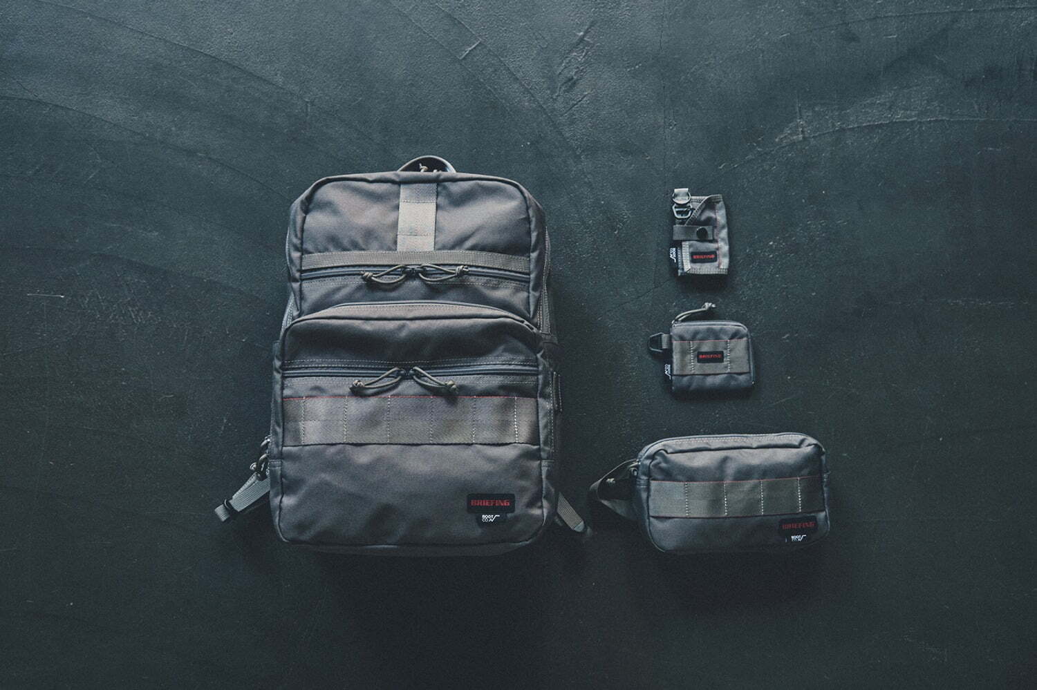 ブリーフィング×ルート コー、大容量バックパックや“バッグと繋げて使える”ポーチなど