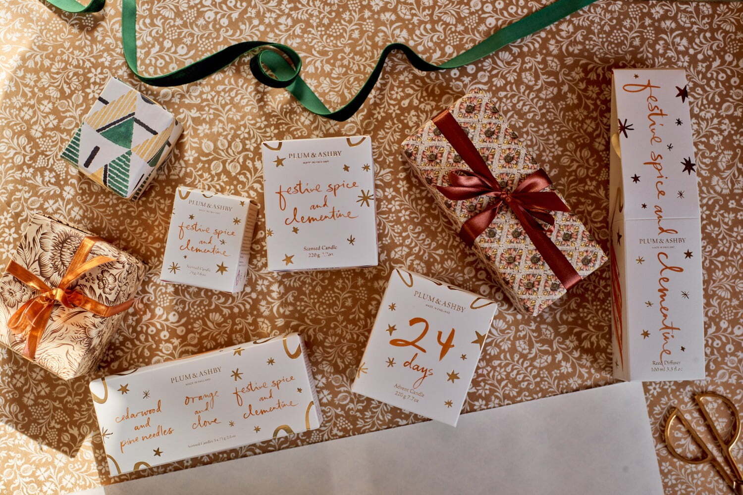 メンズフレグランス｜英国発ホームフレグランス「プラム＆アシュビー」23年クリスマスコフレ、スパイシーな新作キャンドルなど
