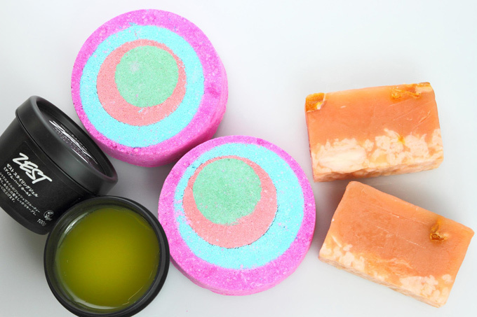 LUSH(ラッシュ)から夏の新作 - ザ・ビートルズの60'sジャケット風バスボムなど | 写真