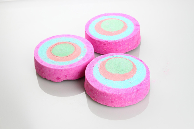 LUSH(ラッシュ)から夏の新作 - ザ・ビートルズの60'sジャケット風バスボムなど｜写真4