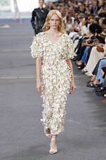 クロエ 2024年春夏コレクション - 花々が咲き誇る楽園で｜写真11