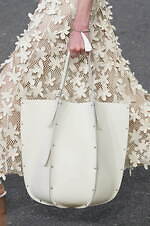 クロエ 2024年春夏コレクション - 花々が咲き誇る楽園で｜写真16