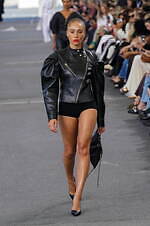 クロエ 2024年春夏コレクション - 花々が咲き誇る楽園で｜写真17