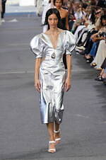 クロエ 2024年春夏コレクション - 花々が咲き誇る楽園で｜写真23