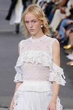 クロエ 2024年春夏コレクション - 花々が咲き誇る楽園で｜写真28