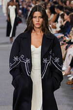 クロエ 2024年春夏コレクション - 花々が咲き誇る楽園で｜写真30