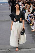 クロエ 2024年春夏コレクション - 花々が咲き誇る楽園で｜写真35