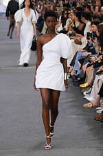 クロエ 2024年春夏コレクション - 花々が咲き誇る楽園で｜写真39