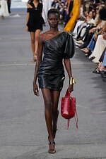 クロエ 2024年春夏コレクション - 花々が咲き誇る楽園で｜写真43