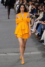 クロエ 2024年春夏コレクション - 花々が咲き誇る楽園で｜写真48