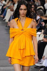 クロエ 2024年春夏コレクション - 花々が咲き誇る楽園で｜写真49