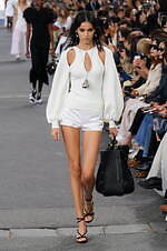 クロエ 2024年春夏コレクション - 花々が咲き誇る楽園で｜写真54