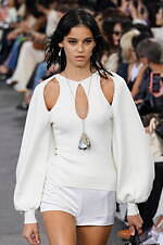 クロエ 2024年春夏コレクション - 花々が咲き誇る楽園で｜写真55