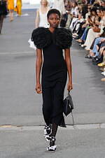 クロエ 2024年春夏コレクション - 花々が咲き誇る楽園で｜写真57