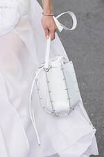 クロエ 2024年春夏コレクション - 花々が咲き誇る楽園で｜写真60