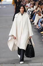 クロエ 2024年春夏コレクション - 花々が咲き誇る楽園で｜写真61