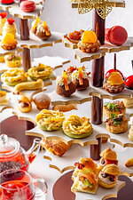 ヒルトン東京“パンづくし”のクリスマスアフタヌーンティー、オーナメントのようなスイーツパンや食事パン｜写真11