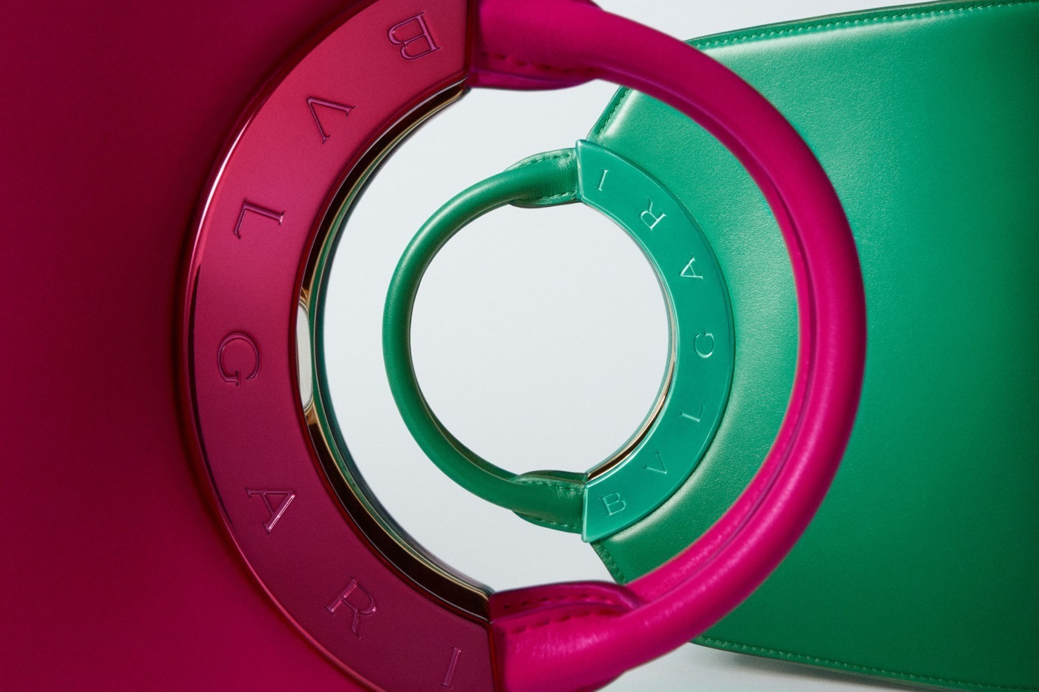 ブルガリ「古代ローマ」着想の新アイコンバッグ、ロゴ入りハンドルにニュアンスカラーの洗練レザーボディ