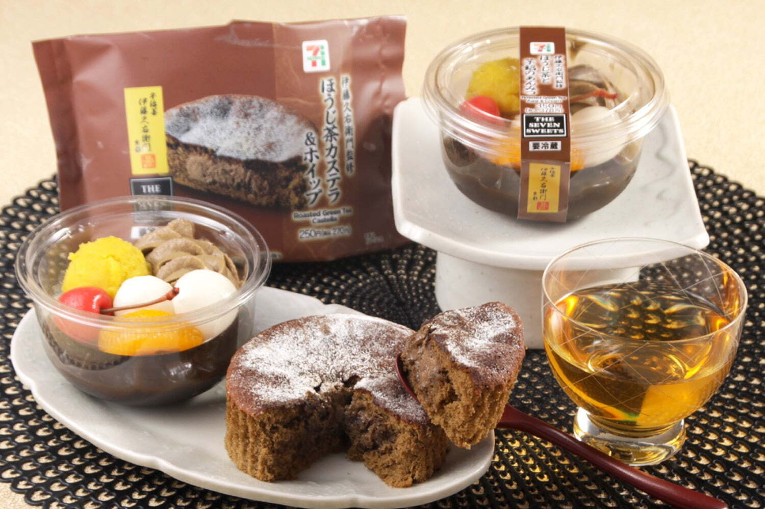 ほうじ茶｜セブン‐イレブン×伊藤久右衛門、香り高い宇治ほうじ茶の芋餡あんみつ＆ホイップ入り“しっとり”カステラ