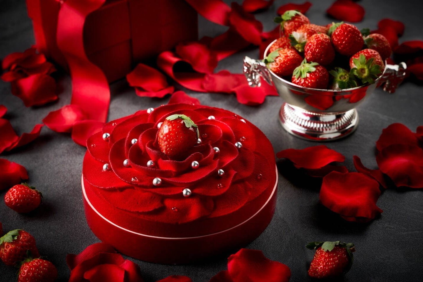 ザ・リッツ・カールトン大阪の2023年クリスマスケーキ、たっぷり苺を閉じ込めた“花びら”ケーキほか