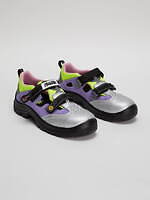 マリアーノ“鮮やかカラー”を効かせたカットアウトシューズ、伊