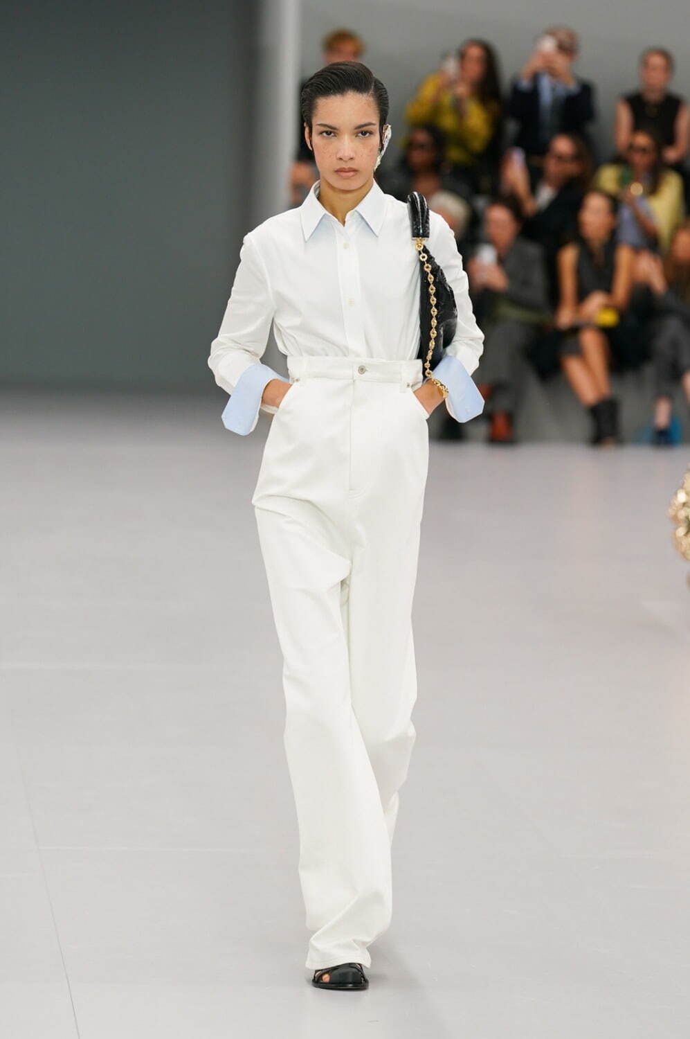 ルック】「ロエベ」2024年春夏コレクション - WWDJAPAN