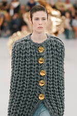 ロエベ 2024年春夏コレクション - 魚眼レンズを通して見た景色のように｜写真4