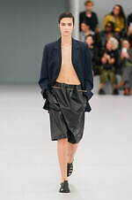 ロエベ 2024年春夏コレクション - 魚眼レンズを通して見た景色のように｜写真7