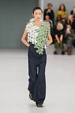 ロエベ 2024年春夏コレクション - 魚眼レンズを通して見た景色のように｜写真11