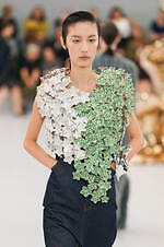 ロエベ 2024年春夏コレクション - 魚眼レンズを通して見た景色のように｜写真12