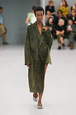 ロエベ 2024年春夏コレクション - 魚眼レンズを通して見た景色のように｜写真23