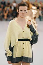 ロエベ 2024年春夏コレクション - 魚眼レンズを通して見た景色のように｜写真28