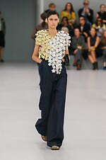 ロエベ 2024年春夏コレクション - 魚眼レンズを通して見た景色のように｜写真30