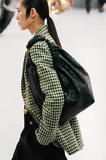 ロエベ 2024年春夏コレクション - 魚眼レンズを通して見た景色のように｜写真33