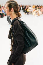 ロエベ 2024年春夏コレクション - 魚眼レンズを通して見た景色のように｜写真35