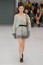 ロエベ 2024年春夏コレクション - 魚眼レンズを通して見た景色のように｜写真48