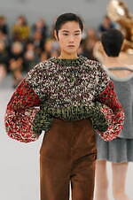 ロエベ 2024年春夏コレクション - 魚眼レンズを通して見た景色のように｜写真59