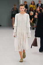 ロエベ 2024年春夏コレクション - 魚眼レンズを通して見た景色のように｜写真62