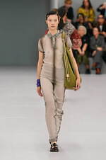 ロエベ 2024年春夏コレクション - 魚眼レンズを通して見た景色のように｜写真65