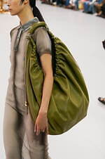 ロエベ 2024年春夏コレクション - 魚眼レンズを通して見た景色のように｜写真66