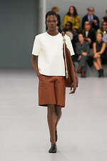 ロエベ 2024年春夏コレクション - 魚眼レンズを通して見た景色のように｜写真69