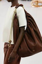 ロエベ 2024年春夏コレクション - 魚眼レンズを通して見た景色のように｜写真70