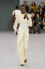 ロエベ 2024年春夏コレクション - 魚眼レンズを通して見た景色のように｜写真81