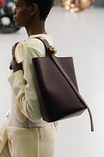 ロエベ 2024年春夏コレクション - 魚眼レンズを通して見た景色のように｜写真83