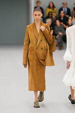 ロエベ 2024年春夏コレクション - 魚眼レンズを通して見た景色のように｜写真88