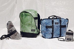 エンジニアド ガーメンツ×米ディスパッチのバッグ、“折り染め”加工のタフな防水トートやバックパック | エンジニアド ガーメンツ
