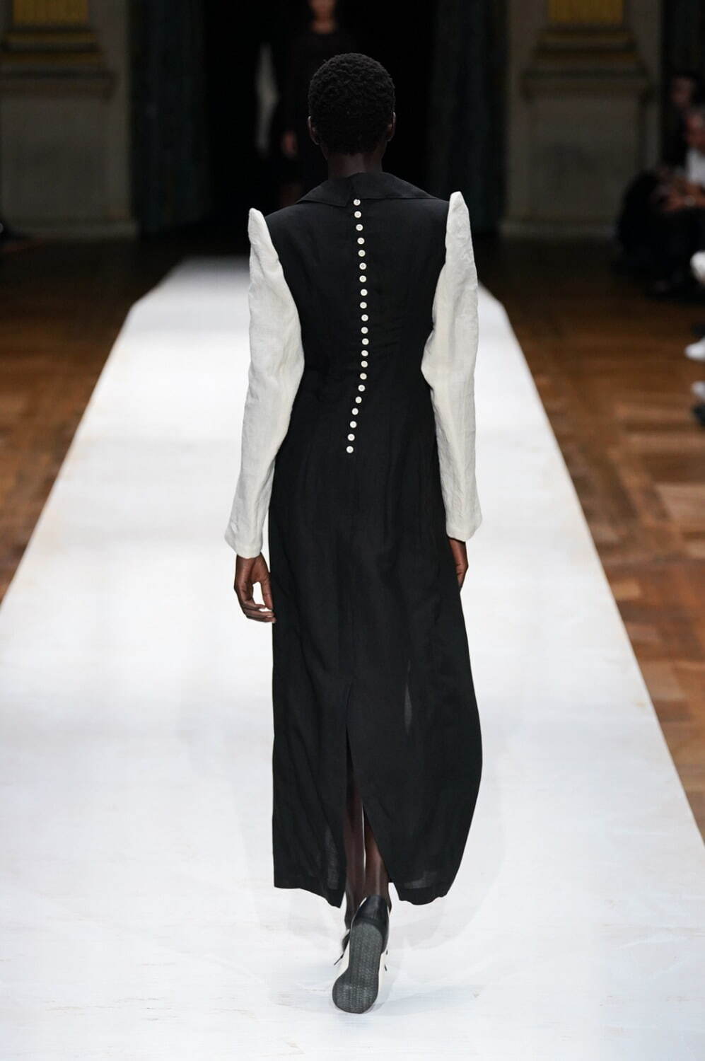 ヨウジヤマモト(Yohji Yamamoto) 2024年春夏ウィメンズコレクション  - 写真9