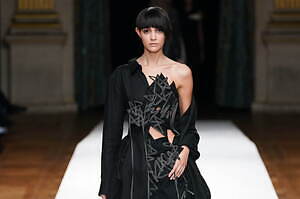 ヨウジヤマモト 2024年春夏ウィメンズコレクション - 軽やかさを纏う“黒” | ヨウジヤマモト