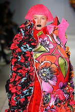 コム デ ギャルソン 2024年春夏コレクション - 色の衝突｜写真10